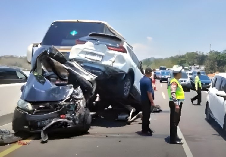 Kecelakaan Beruntun di Tol Semarang Libatkan 6 Kendaraan Ringsek Parah