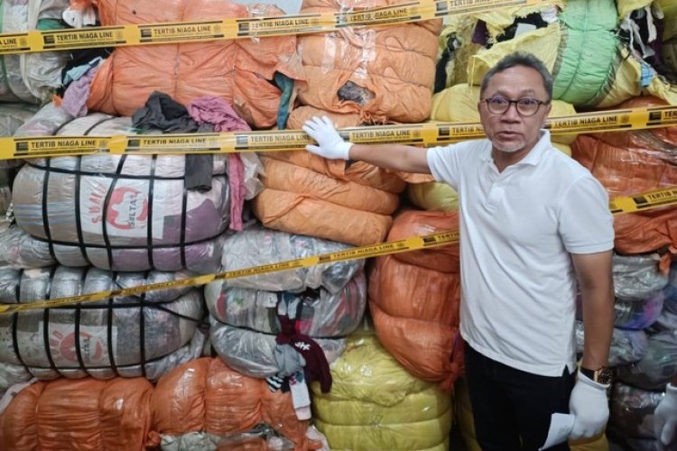 Kemendag Bakar Pakaian Bekas Impor Ilegal Senilai Rp40 Miliar