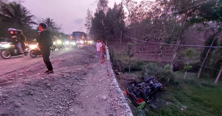 Kecelakaan Truk Tabrak Minibus di Semarang, 1 Orang Tewas