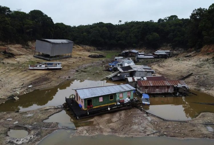 Sungai Amazon Kering, Warga Kekurangan Air Bersih