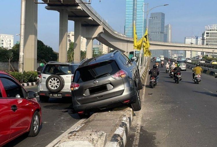Mobil Nyangkut di Pembatas Jalan Gatot Subroto Picu Kemacetan Parah