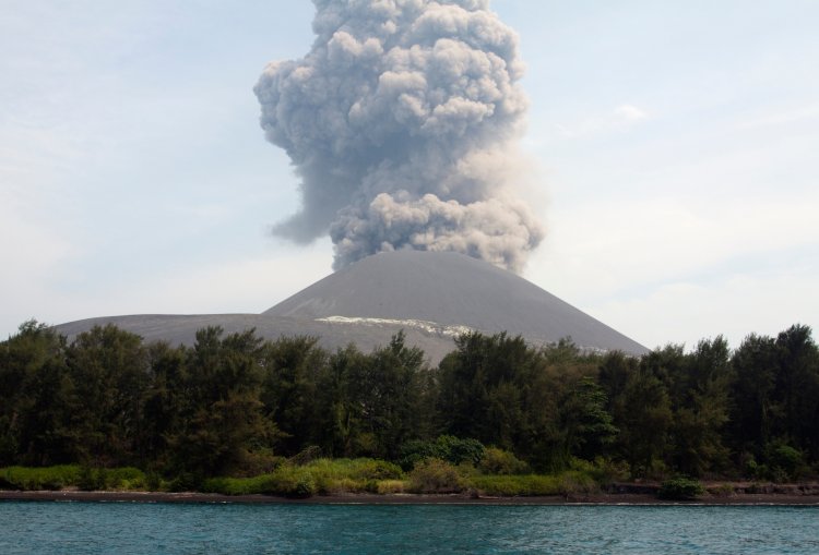 Gunung Anak Krakatau Erupsi 20 Kali, Warga Ngaku Sulit Tidur