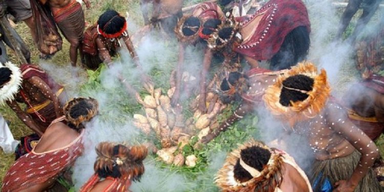 Perayaan Barapen di Papua