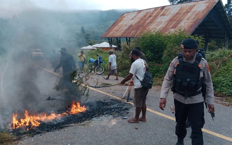 Warga Blokir Jalan Trans Papua Imbas Salah Paham Pemindahan Kotak Suara
