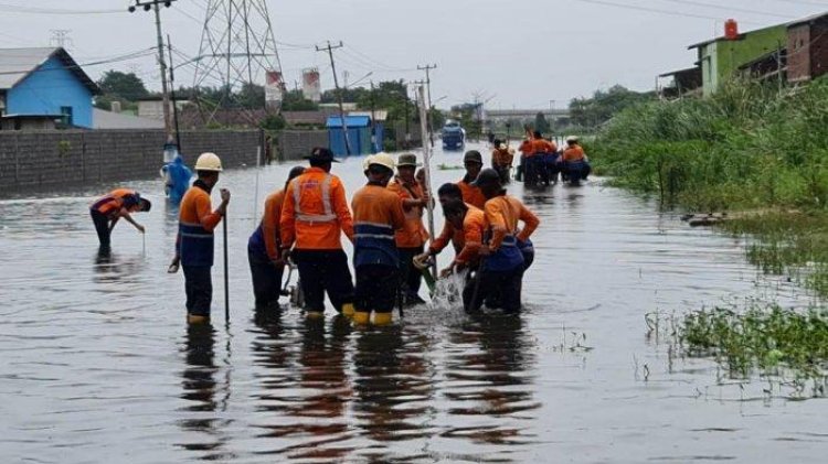 Tak Kunjung Surut, Banjir di Semarang Meluap Hingga ke Jalur Kereta