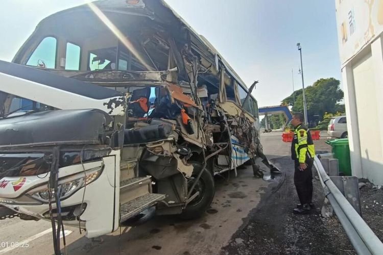 Kecelakaan Maut Bus Pahala Kencana VS Truk di Tol Tembalang, 2 Orang Dikabarkan Tewas