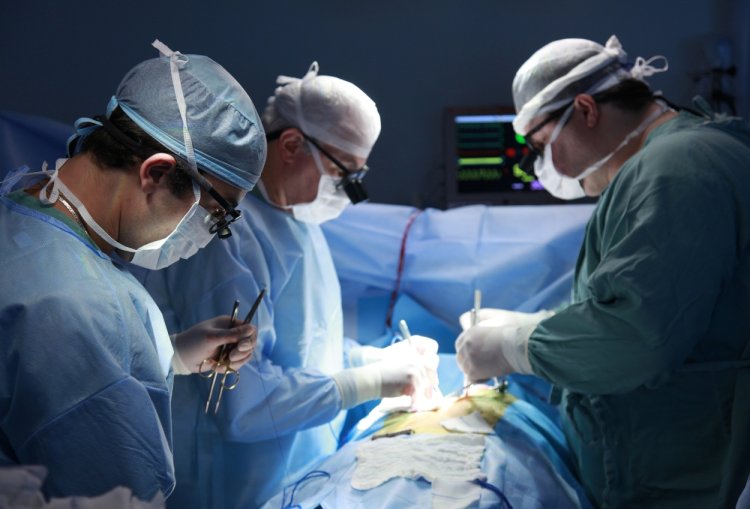 Viral! Lebih dari 100 Dokter Bedah di China Ikut Kompetisi Operasi Sunat