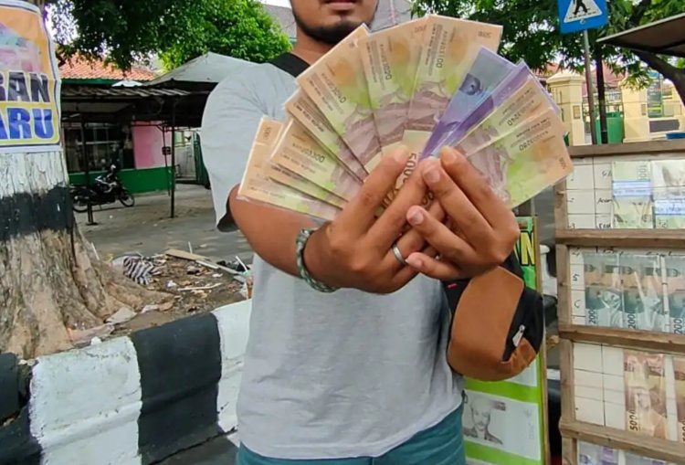 Jasa Tukar Uang Baru di Kalimalang Akui Bisa Habis Rp100 Juta dalam 2 Minggu