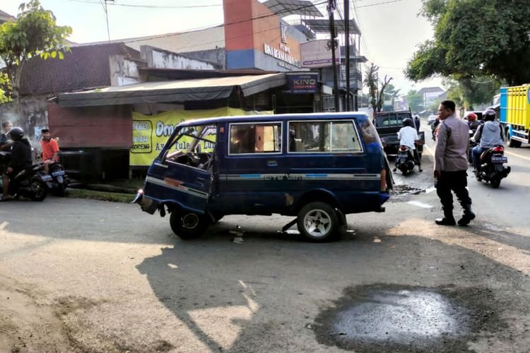 Mobil Pengangkut Siswa di Blitar Tabrakan Beruntun Hingga Ringsek, 7 Orang Terluka