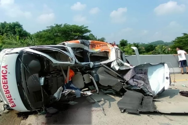 Kecelakaan Maut Ambulance Tabrak Truk di Tol Batang-Semarang, 1 Orang Dikabarkan Tewas
