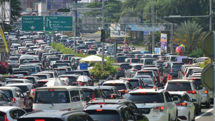 Puluhan Ribu Kendaraan Melintas di Puncak Saat Long Weekend